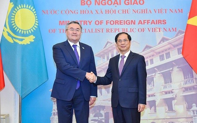 El ministro de Relaciones Exteriores de Vietnam, Bui Thanh Son, y el viceprimer ministro y canciller de Kazajistán, Mukhtar Tileuberdi. (Fotografía: baoquocte.vn)