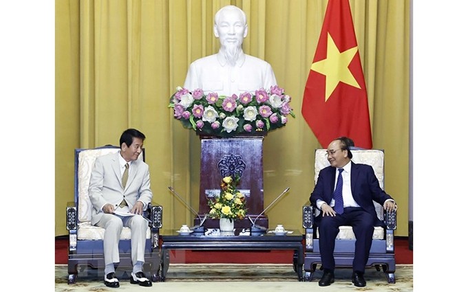 El presidente Nguyen Xuan Phuc (derecha) recibe al exembajador especial para las relaciones Vietnam-Japón, Sugi Ryotaro. (Fotografía: VNA) 