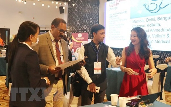 Delegados indios estudian los productos de las provincias centrosureñas de Vietnam. (Fotografía: VNA)