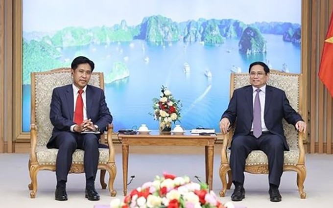 El primer ministro Pham Minh Chinh y el ministro de Justicia de Laos, Phayvy Siboualypha. (Fotografía: VNA)