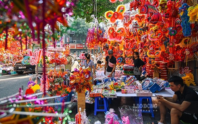 Calle Hang Ma con colores vibrantes en los días previos al Festival del Medio Otoño. (Fotografía: laodong.vn)