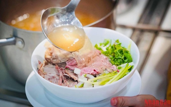 La sopa de fideos vietnamita ‘pho’ deleita a los visitantes extranjeros. (Fotografía: Nhan Dan)