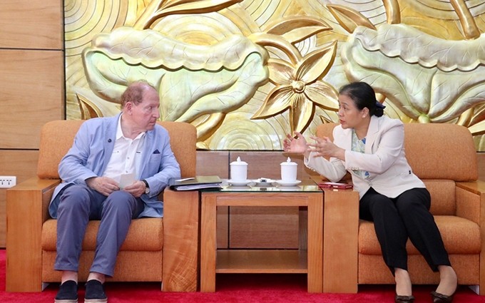La presidenta de VUFO, Nguyen Phuong Nga, y el titular de la Asociación de Amistad Polonia-Vietnam "Futuro", Tadeusz Iwinski. (Fotografía: thoidai.com.vn)