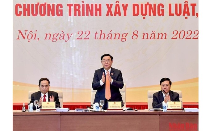 El presidente de la AN, Vuong Dinh Hue (de pie), en la conferencia. (Fotografía: Nhan Dan)