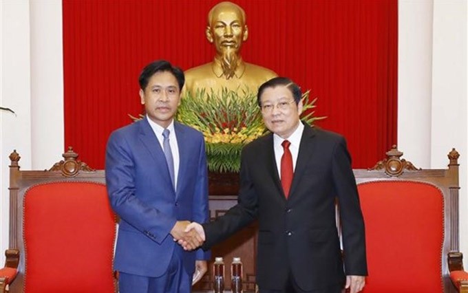 El ministro de Justicia de Laos, Phayvy Siboualypha,y el jefe de la Comisión de Asuntos Internos del Comité Central del Partido Comunista de Vietnam, Phan Dinh Trac. (Fotografía: VNA)