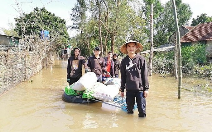 Estudiantes laosianos apoyan a la población del distrito de Cam Xuyen, provincia de Ha Tinh, para superar las consecuencias de los desastres naturales.