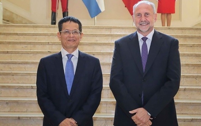 El embajador de Vietnam en Buenos Aires, Duong Quoc Thanh y el gobernador de la provincia argentina de Santa Fe, Omar Perotti. (Fotografía: baoquocte.vn)