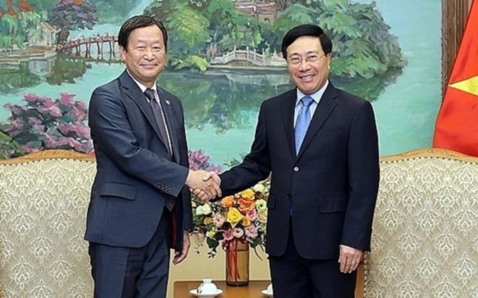 El viceprimer ministro de Vietnam Pham Binh Minh con el vicepresidente ejecutivo sénior de JICA, Junichi Yamada. (Fotografía: VNA)