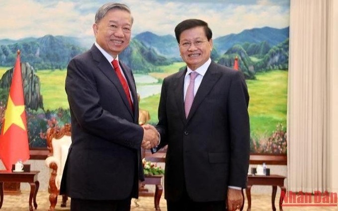 El ministro vietnamita de Seguridad Pública, general To Lam (izquierda), recibido por el secretario general del Partido Popular Revolucionario y presidente de Laos, Thongloun Sisoulith. (Fotografía: Nhan Dan)