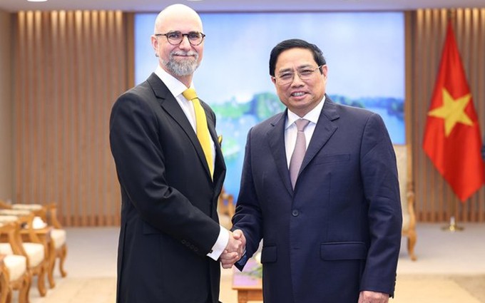 El primer ministro de Vietnam, Pham Minh Chinh, recibe al embajador de Ottawa acreditado en Hanoi, Shawn Perry Steil. (Fotografía: VGP)