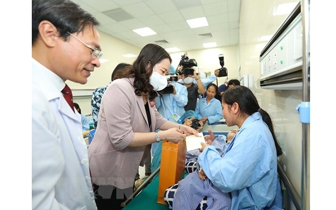 La vicepresidenta de Vietnam y titular del Consejo Patrocinador del Fondo de Protección Infantil del país, Vo Thi Anh Xuan, visitó y entregó obsequios a niños operados de labio y paladar hendido. (Fotografía: VNA) 