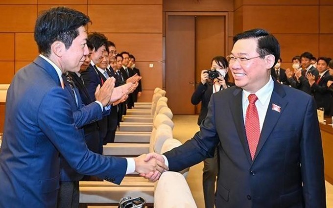 El presidente de la Asamblea Nacional, Vuong Dinh Hue, con los diputados jóvenes del PLDJ. (Fotografía: Nhan Dan)