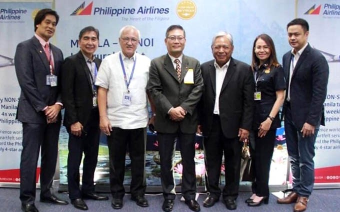 El presidente y empleados de  la aerolínea nacional de Filipinasy el embajador vietnamita en Filipinas, Ly Quoc Tuan (Fotografía: Embajada de Vietnam en Filipinas)