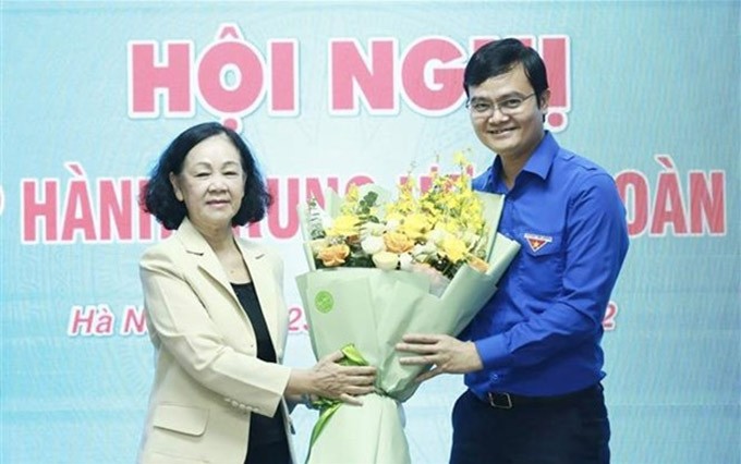 La jefa de la Comisión de Organización del Comité Central del PCV, Truong Thi Mai, felicita a Bui Quang Huy, primer secretario del Comité Central de la UJCHCM. (Fotografía: VNA)