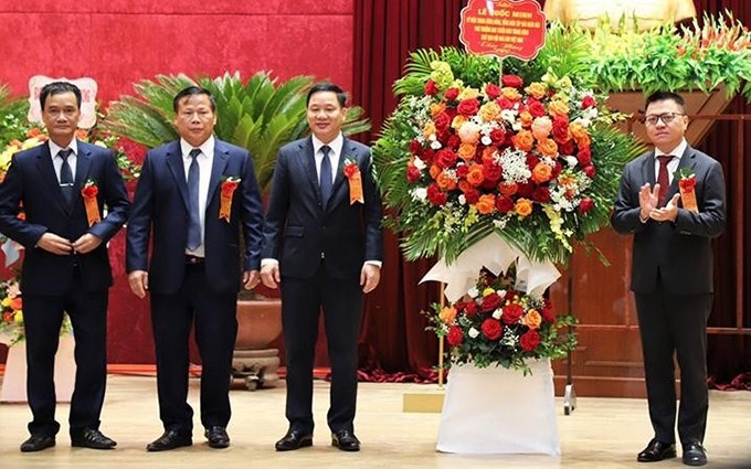 Le Quoc Minh, redactor jefe del periódico Nhan Dan, subjefe de la Comisión de Comunicación y Educación del PCV y presidente de la Asociación de Periodistas de Vietnam entrega flores para felicitar al periódico de Hoa Binh.