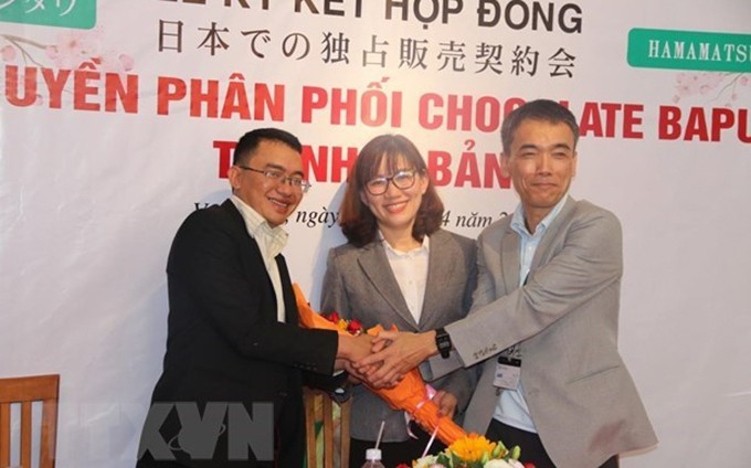 La firma del contrato entre empresas vietnamitas y japonesas. (Fotografía: VNA)