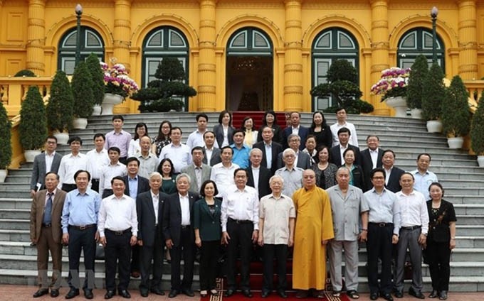 El secretario general del Partido Comunista y presidente de Vietnam, Nguyen Phu Trong, con representantes del Frente de la Patria 