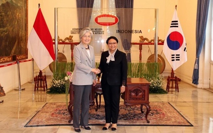 La ministra de Relación Extranjero indonesia y su homóloga surcoreana Kang Kyung-wha en la reunión. (Fotografía: VNA)