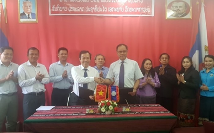 Ceremonia de firma de acuerdo de cooperación entre el Ministerio de Educación y Deportes de Laos y la Universidad vietnamita de Kien Giang. 