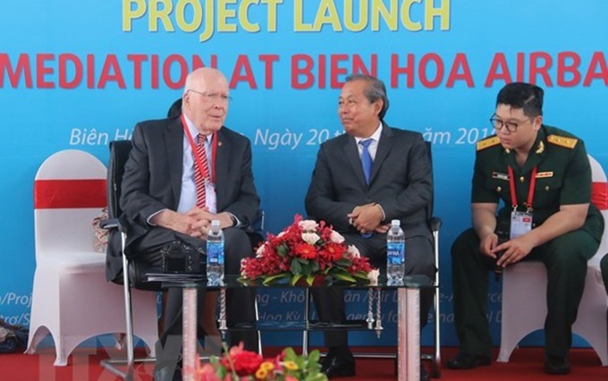 El viceprimer ministro vietamita Truong Hoa Binh (Centro) y el senador estadounidense Patrick Leahy (Izq.) en el acto. (Fotografía: VNA)