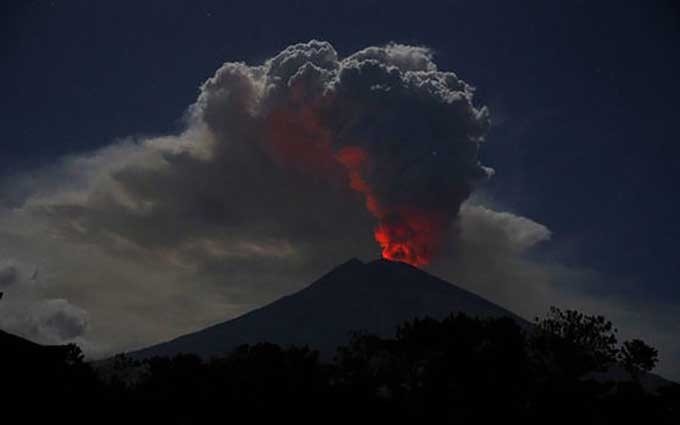 El volcán Agung en Bali, Indonesia. (Fotografía: EPA)