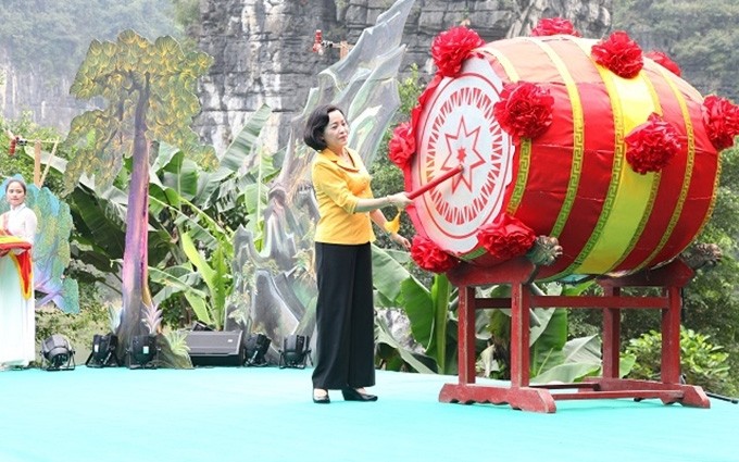La secretaria del Comité del Partido de la provincia de Ninh Binh, Nguyen Thi Thanh, toca el tambor para dar inicio al Festival de Trang An 2019.