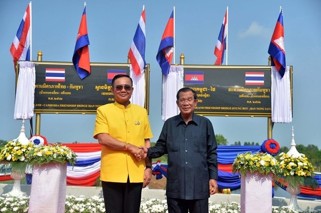 El primer ministro tailandés, Prayut Chan-o-cha, y su homólogo camboyano, Hun Sen en la ceremonia. (Fotografía: VNA)