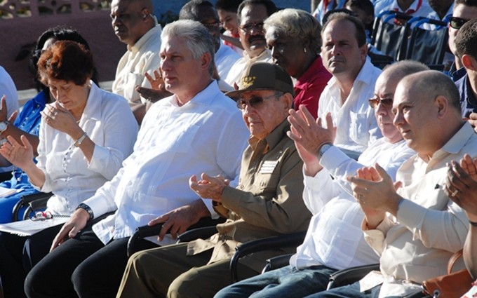 El Primer Secretario del Partido Comunista de Cuba, Raúl Castro Ruz, y el presidente de los Consejos de Estado y de Ministros, Miguel Díaz–Canel Bermúdez, en la inauguración. (Fotografía: sierramaestra.cu)