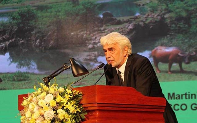 El presidente del Consejo de la Red de Geoparques Globales, Guy Martini, habla en la conferencia. 