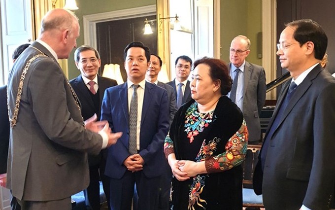 La delegación de Hanoi se reúne con el alcalde de Dublín, Nial Ring. (Fotografía: hanoimoi.com.vn)
