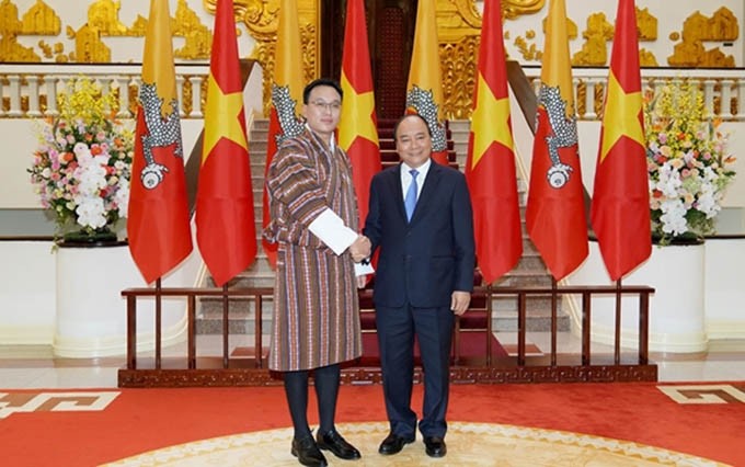 El premier vietnamita, Nguyen Xuan Phuc (D), y el presidente del Consejo Nacional de Bután (Cámara Alta), Tashi Dorji (Fotografía: VNA)