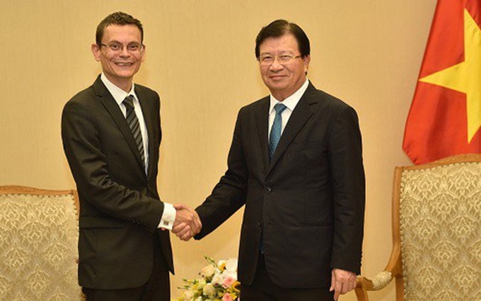 El viceprimer ministro de Vietnam, Trinh Dinh Dung (D), y el embajador adjunto de Francia en Vietnam, Olivier Sigaud. (Fotografía: VGP/Doan Bac)