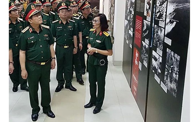 El ministro de Defensa, Ngo Xuan Lich, en su visita de trabajo al Museo de la Ruta Ho Chi Minh.