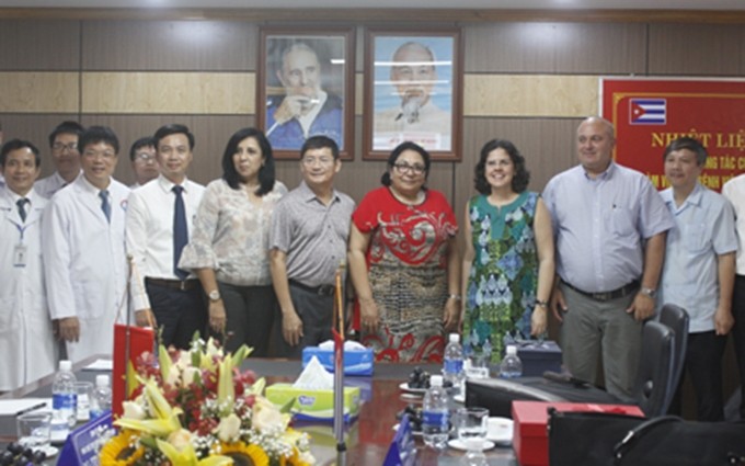 La delegación del Ministerio de Salud Pública de Cuba y los médicos del Hospital de Amistad Vietnam-Cuba Dong Hoi posaron para una foto de recuerdo. (Fotografía: quangbinh.gov.vn)