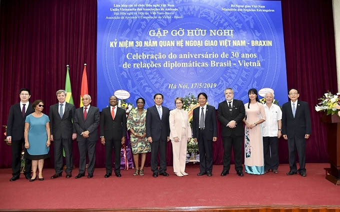 Los participantes en la ceremonia de conmemoración por el 30° aniversario del establecimiento de las relaciones diplomáticas entre Vietnam y Brasil. (Fotografía: baoquocte.vn)