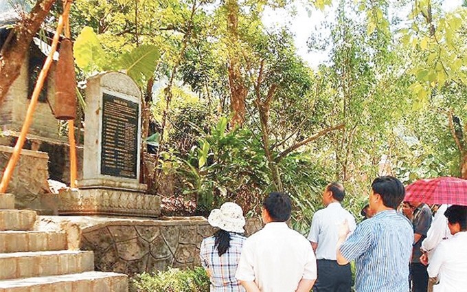 La cueva de los Ocho Jóvenes Voluntarios, ubicada en la vía 20 Quyet Thang, parte del sendero Ho Chi Minh, recibe a un gran número de visitantes. (Fotografía: Nhan Dan)