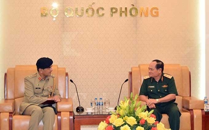  El subjefe de Estado Mayor general del Ejército Popular de la nación indochina, coronel general Nguyen Phuong Nam (D) y el coronel Syed Muhammad Raza Ul Hasnain, agregado militar pakistaní en Tailandia (I) (Fotografía: qdnd.vn)