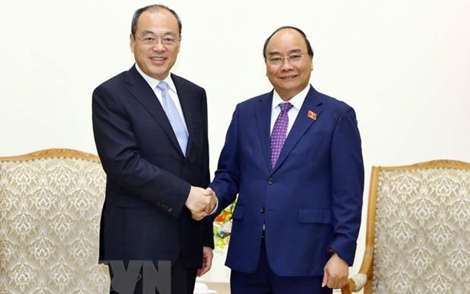 El premier Xuan Phuc recibe al gobernador de Yunnan, Ruan Chengfa. (Fotografía: VNA)