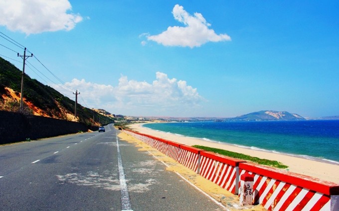 La carretera DT 716 al lado de la costa es uno de los sitios más bellos de Mui Ne. Siendo una de las provincias del sur del centro de Vietnam, Binh Thuan posee numerosas rutas costeras románticas y colmadas del sol y viento.