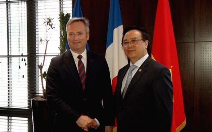 Hoang Binh Quan y el secretario de Estado en el Ministerio de Asuntos Europeos y Exteriores, Jean-Baptiste Lemoyne. (Fotografía: VNA)