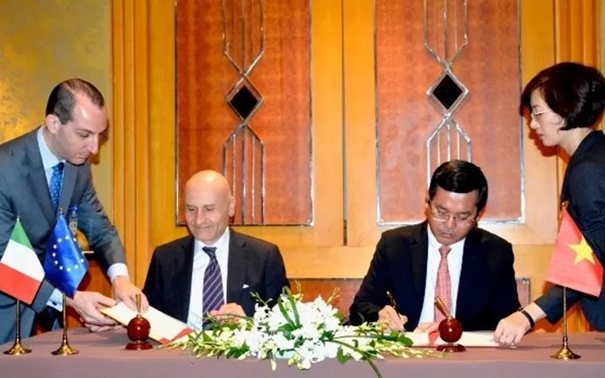 el viceministro de Educación y Formación de Vietnam, Nguyen Van Phuc, y el embajador de Italia en el país indochino, Antonio Alessandro, firman el programa.