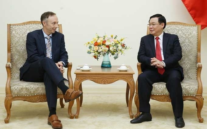 El vice primer ministro vietnamita Vuong Dinh Hue y el vicepresidente del grupo Nike de Estados Unidos, Chris Helzer. (Fotografía: VGP)