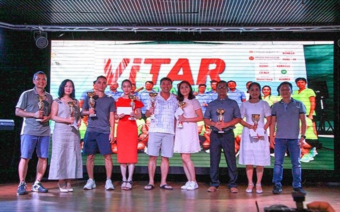 Los ganadores del Torneo de Tenis de Verano de 2019, organizado por la Asociación de ese deporte de la comunidad vietnamita en Rusia (ViTAR)). 