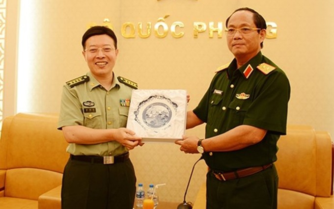 El subjefe del Departamento General de Política del Ejército Popular de Vietnam, Tran Quang Phuong (D) y Bu Duanhua, subjefe de la Academia Política de la Universidad de Defensa del Ejército Popular de Liberación de China (I). (Fotografía: VNA)