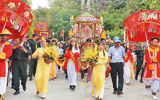 La recreada procesión de estatua de la Santa Madre. (Fotografía: Bui Quoc Dung)