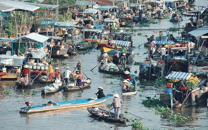 El mercado flotante de Nga Nam se encuentra en el pueblo homónimo a unos 60 kilómetros de la ciudad de Soc Trang.  Se llama Nga Nam (Cruce de caminos) porque es la intersección de cinco afluentes  del río Mekong que se dirigen a Ca Mau, Phung Hiep, Thanh Tri, Vinh Quoi y Long My.