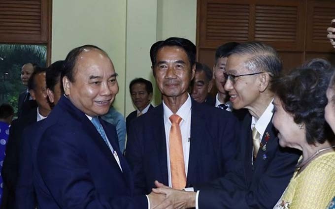El premier Xuan Phuc se reúne con vietnamitas residentes en Tailandia. (Fotografía: VNA)