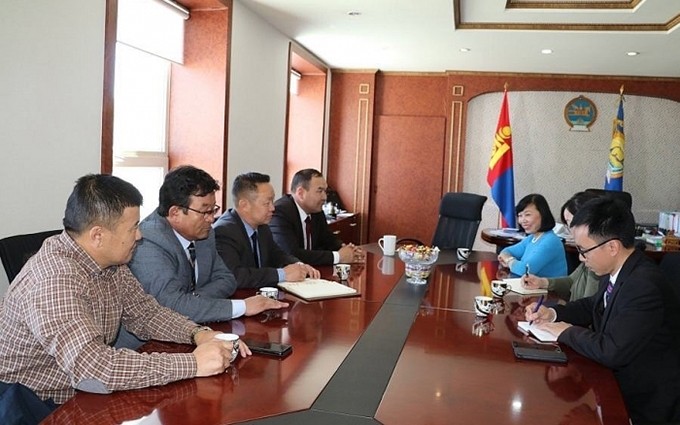 La embajadora de Vietnam en Mongolia, Doan Thi Huong, sostiene un encuentro con los dirigentes de la provincia mongola de Arkhangai. (Fotografía: baoquocte.vn)