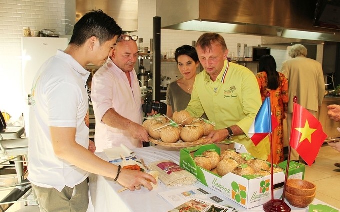Promueven los productos agrícolas vietnamitas en Francia