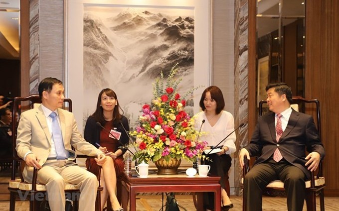 El viceministro de Relaciones Exteriores de Vietnam Le Hoai Trung (I) y el vicegobernador de Guangdong, Ouyang Weimin (D). (Fotografía: VNA)